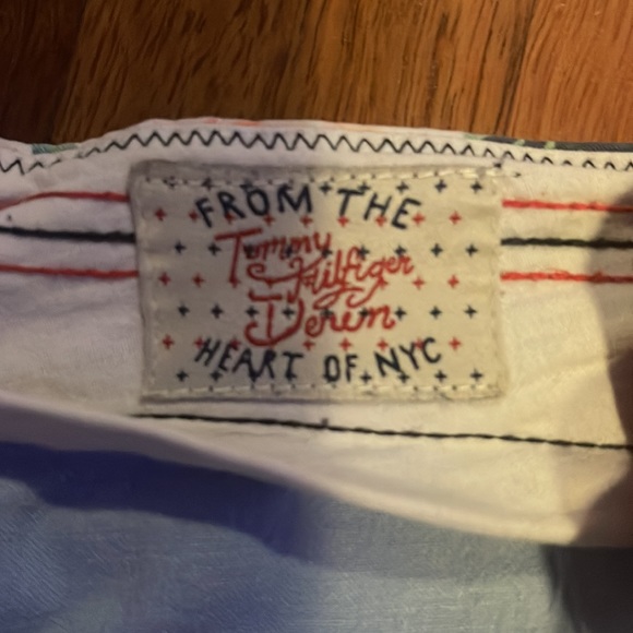 Tommy Hilfiger size W/30 floral shorts - Picture 3 of 3